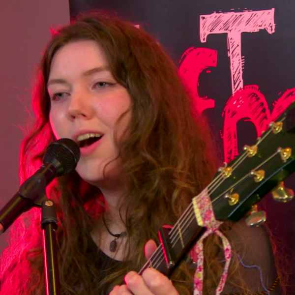 De beeldende indie-folk van MAYA