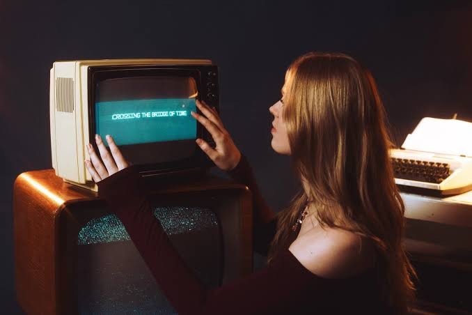 Jeanna combineert historie en moderne pop op ‘crossing the bridge of time’