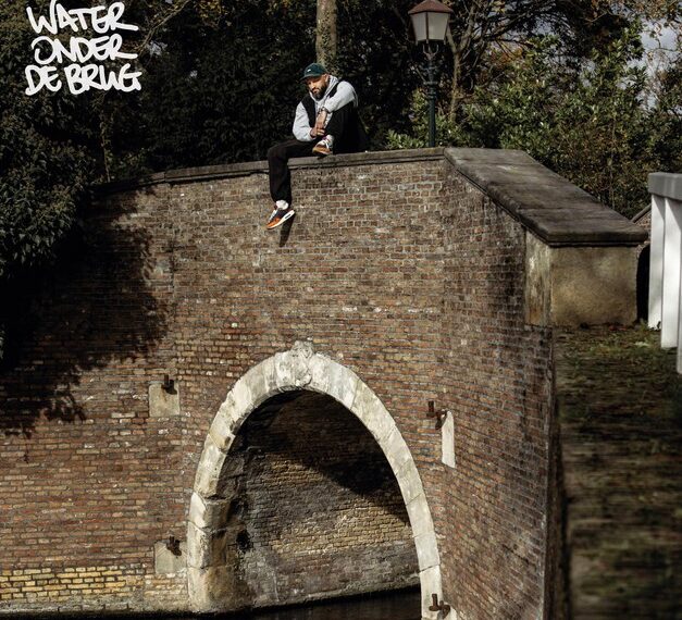 Meeslepende hiphop op ‘Water Onder De Brug’ van Just