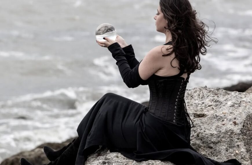 Folk aan zee met ‘Waters Below’ Leah Rebecca