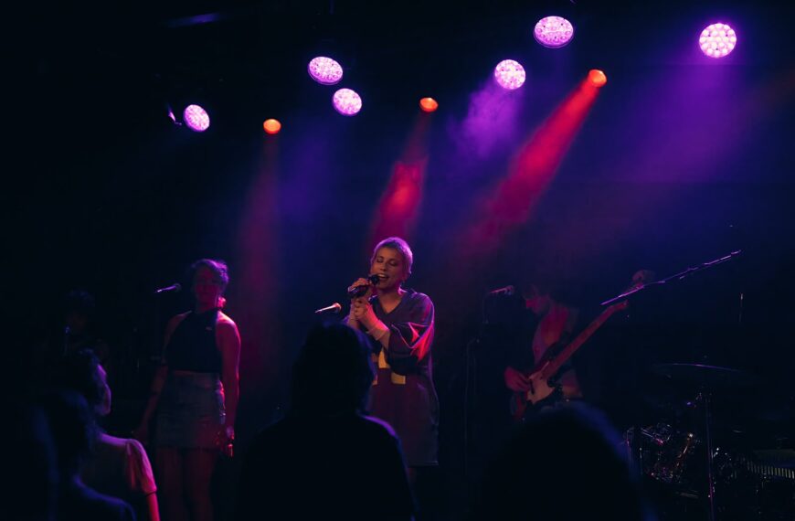 Bieke, zangeres en GGZ hulpverlener, live in Cinetol