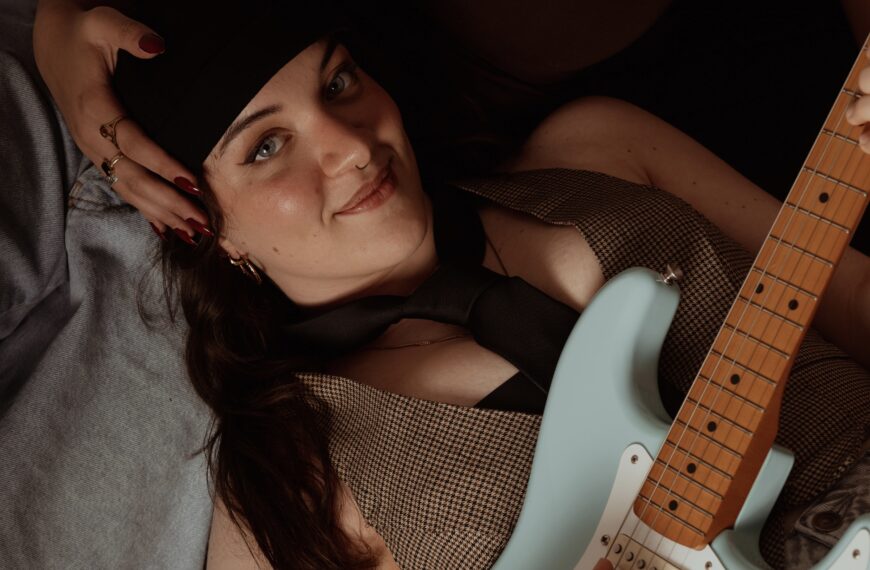 LUCIA brengt nieuwe single ‘In Love With A Girl’ uit over queer liefde