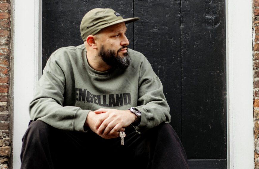 Met ‘Hou Nog Even Vast’ neemt Just voorschot op ‘Water Naar De Brug’