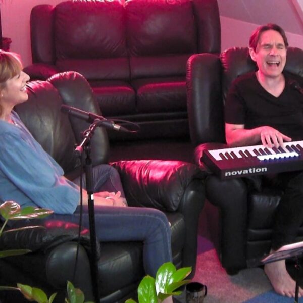 Huiselijke sfeer met Luke Nyman en Anne Marie