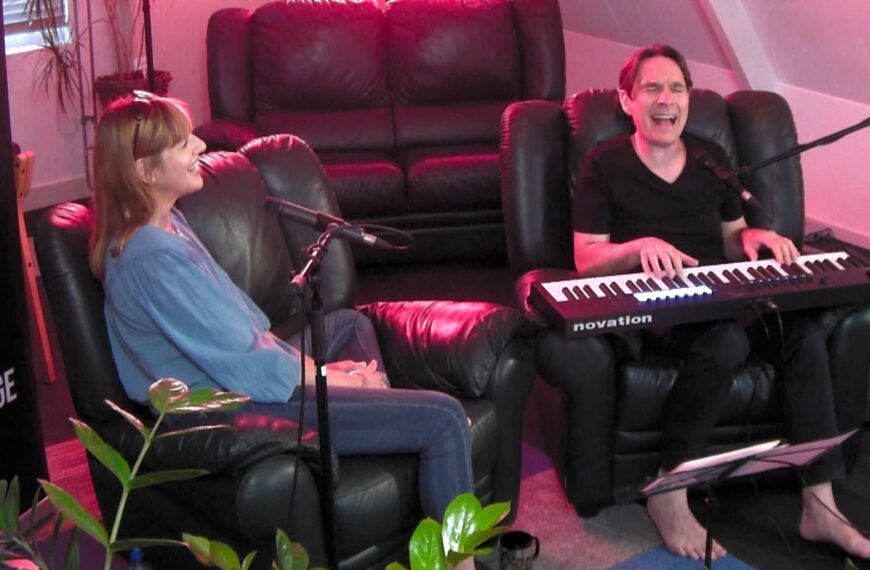 Huiselijke sfeer met Luke Nyman en Anne Marie