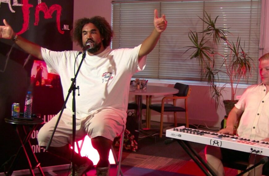 Nederhop in huiskamer met Marvin Adam